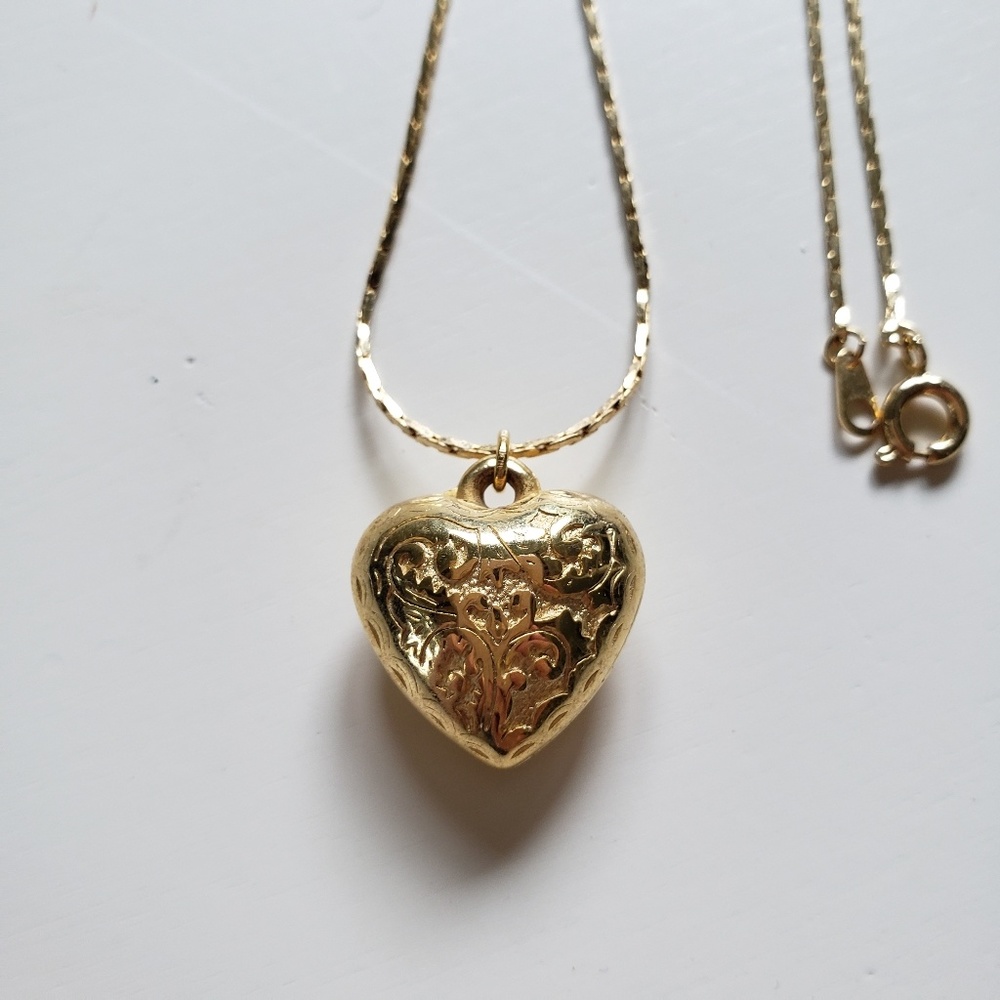 NWOT Gold filigree heart necklace
